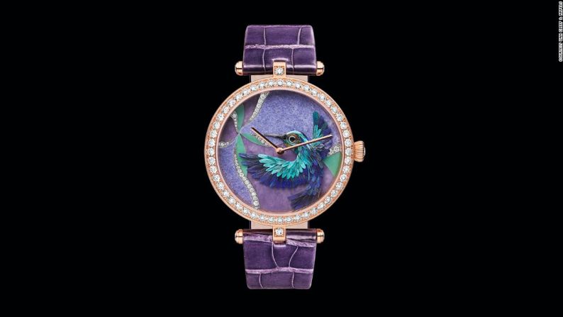 Van Cleef & Arpels - Lady Arpels Colibri Indigo ($101.300) - Cada pluma individual es elegida de acuerdo con su color y textura, y una vez se combinan y se les da forma, se colocan sobre un fondo en la cara del reloj.