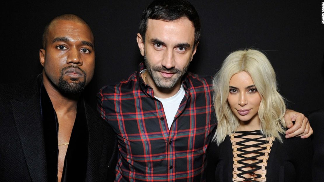 Riccardo Tisci (centro) con Kanye West y Kim Kardashian.