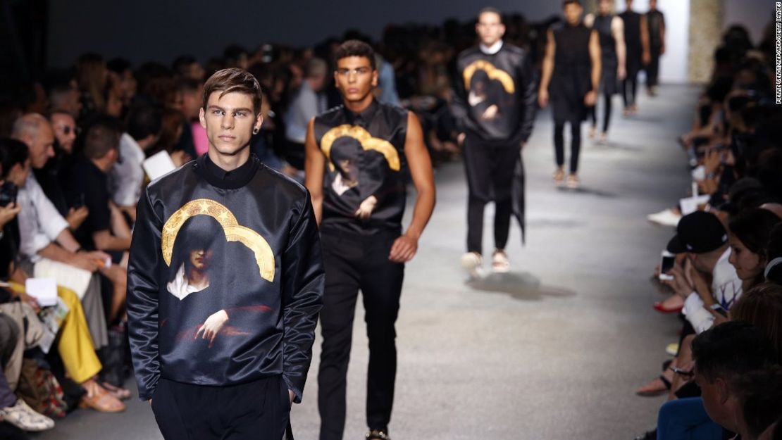 Los modelos muestran las creaciones del diseñador de modas Ricardo Tisci de Givenchy en el desfile masculino primavera-verano 2013, el 29 de junio de 2012.