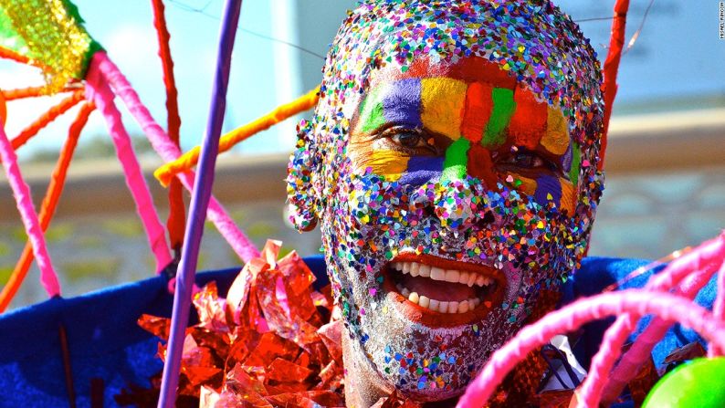Celebraciones de carnaval - Bien, estrictamente hablando no se trata de un lugar, pero no resistimos mencionar la belleza, el color y el excepcional espíritu dominicano de las celebraciones de carnaval que se llevan a cabo en febrero a lo largo del país.