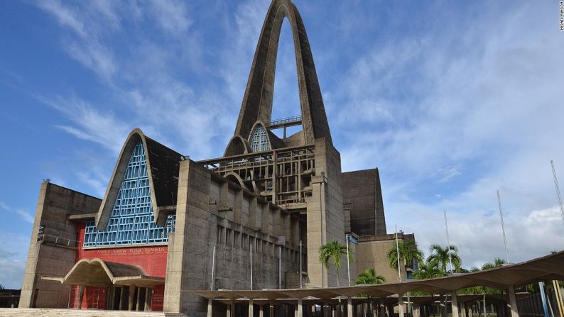 La basílica de Higüey - La basílica de Higüey es uno de los símbolos más importantes en la República Dominicana. El enorme arco tiene 79 metros de altura y da la impresión de ser manos orando.