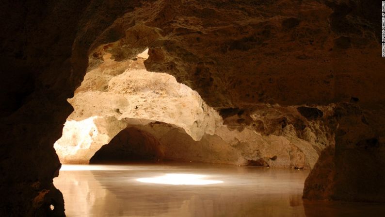 Cueva de las Maravillas - Estas gigantes cuevas albergan más de 250 pinturas rupestres de los taínos. La experiencia no está completa sin ver las estalactitas, estalagmitas y agujeros de murciélago.