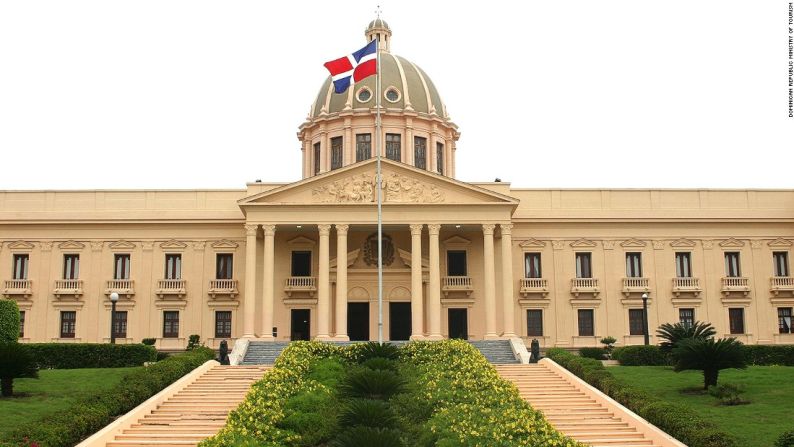 Palacio Nacional - El Palacio Nacional de Santo Domingo en realidad nunca ha sido el hogar del presidente dominicano. Se utiliza como edificio de oficinas. El interior está decorado con muebles de caoba, oro y pinturas de artistas dominicanos.