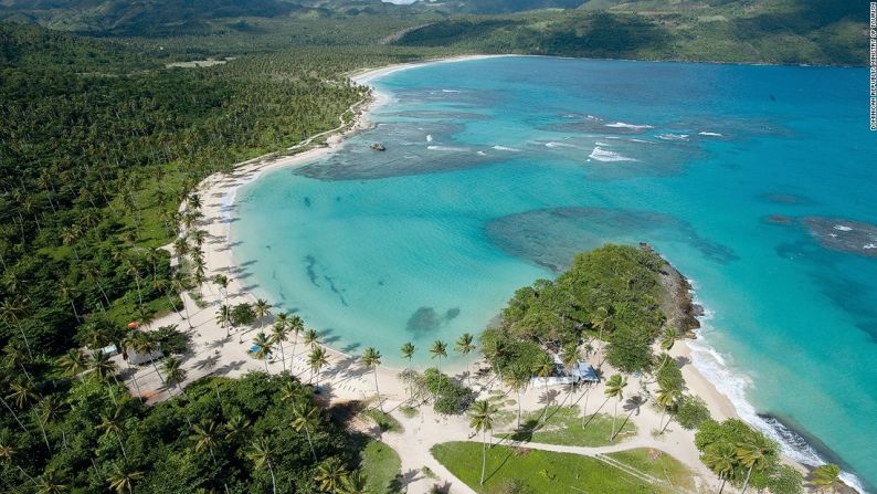 Playa Rincón, Samaná - Playa Rincón se encuentra a 24 kilómetros del puerto de Samaná en la costa noreste. La playa aislada abarca 3,2 kilómetros y solo cuenta con unos cuantos restaurantes y bares.