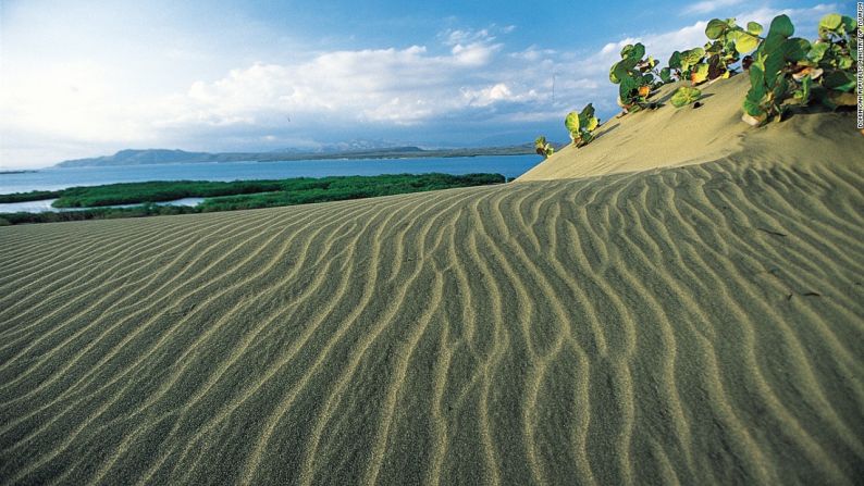 Dunas de Baní, Peravia- Las dunas de arena de Barahona son las más grandes del Caribe. La flora del área (cactus y arbustos) difiere mucho del resto del país. Barahona también es el hogar del lago más grande en el Caribe, y de una carretera a lo largo de la costa con vistas impresionantes.