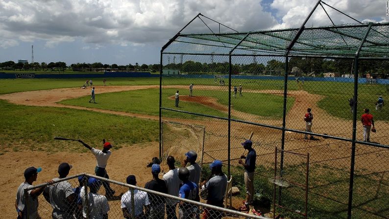 Campos de béisbol - Desde estadios profesionales hasta lotes de tierra, cualquier campo de béisbol es un lugar de hermosura en un país que está obsesionado con el juego. La República Dominicana envía a más jugadores a las Grandes Ligas de Béisbol que cualquier otro país aparte de Estados Unidos; 83 jugadores fueron parte de la lista de las alineaciones para el Día Inaugural 2015.