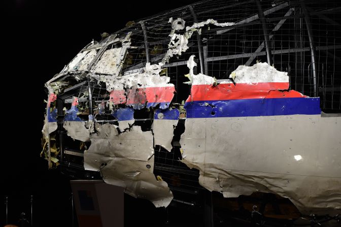 Parte del fuselaje siniestrado del MH17 es exhibido durante una presentación del reporte de la causa del siniestro.
