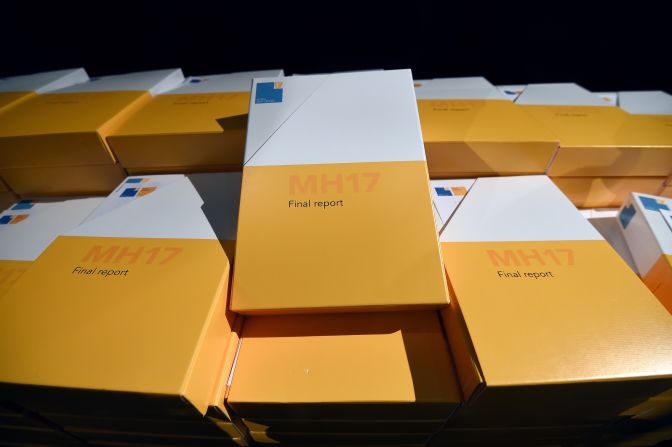 Paquetes que continen el informe final de la investigación del siniestro del MH17 se exhiben este martes en una rueda de prensa en Gilze, Holanda.