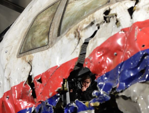 La cabina golpeada del MH17 se exhibe durante una rueda de prensa en Holanda en el marco de la presentación del informe final de la investigación del siniestro del vuelo que se vino abajo el 17 d ejulio de 2014.