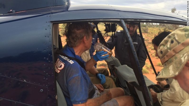 Foggerdy fue encontrado lleno de polvo y sin afeitarse. En esta imagen se muestra al hombre al ser llevado en un helicóptero para ser asistido por equipos médicos.