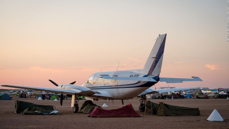 Los visitantes viajan en avión - La pista de aterrizaje local, la cual se encuentra vacía en gran medida durante la mayor parte del año, se convierte en una sala de llegadas y en un campamento improvisado. "Las personas vuelan en avión ligero", explica Jo McKinnon del Birdsville Race Club. "La pista de aterrizaje se encuentra justo al lado del bar. Algunas personas incluso acampan bajo las alas de su avión o duermen en ellos".