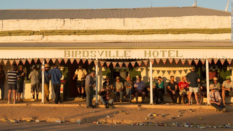 Bar local - El Birdsville Hotel, el cual también es el único bar en el pueblo, es el lugar a donde los lugareños y quienes asisten a la carrera se dirigen durante el fin de semana. El bar es una popular parada para los mochileros de todas partes del mundo y probablemente es el bar más famoso del interior de Australia. Durante el fin de semana, se consumen más o menos 800.000 latas de cerveza.