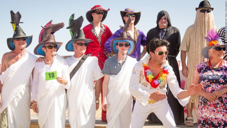 Fiesta de 24 horas - Esto no es algo que verías en un Royal Enclosure en Ascot, pero Birdsville es un lugar donde los imitadores de Elvis y los hombres con sombreros negros verdaderamente se comportan con libertad.