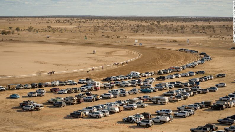 Doctores de vuelo - Chapman se elevó al cielo en un helicóptero para captar esta imagen de la carrera. Cada año el evento recauda dinero para el Royal Flying Doctor Service, en 2014 donó $28.000 dólares.