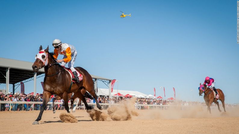 El mejor - Iron Meteorite, montado por James Geppert (a la izquierda) gana la Copa Birdsville de 2015.