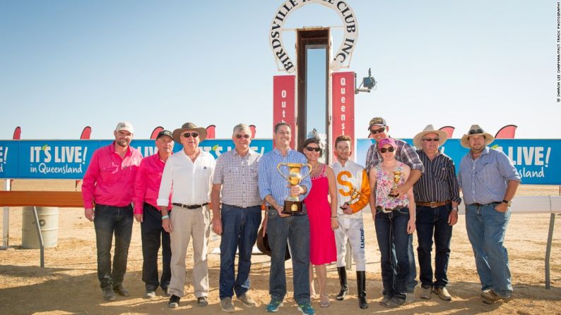 Recinto del ganador - El entrenador de Iron Meteorite muestra orgullosamente la Copa Birdsville luego de la ceremonia de premiación. Sharon Chapman presentará una exhibición de sus fotos de Birdsville junto a la artista equina, Janet Hammill, en 2016.