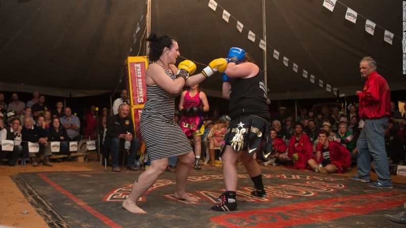 Aturdido por los golpes - Las peleas están abiertas para todos y Brophy ofrece un premio monetario de 30 dólares australianos si un contendiente vence a uno de sus boxeadores.