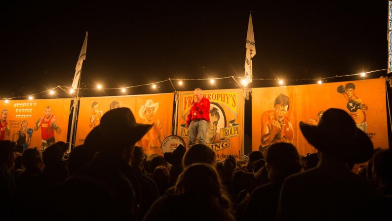 Compañía de boxeo - "Ningún viaje a Birdsville está completo sin visitar el Birdsville Pub & Fred Brophy's Boxing Tent, el último de su clase del mundo, donde los visitantes tienen la oportunidad de desafiar a la compañía de boxeo de Fred", dice Chapman.