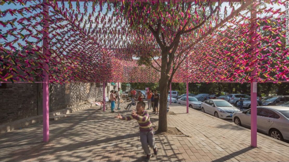 SPARKarchitects creó estas instalaciones públicas en la Semana del Diseño de Beijing. Es un pabellón hecho de 'jianzi', o volante, que se utiliza para jugar una versión china del hacky sack.