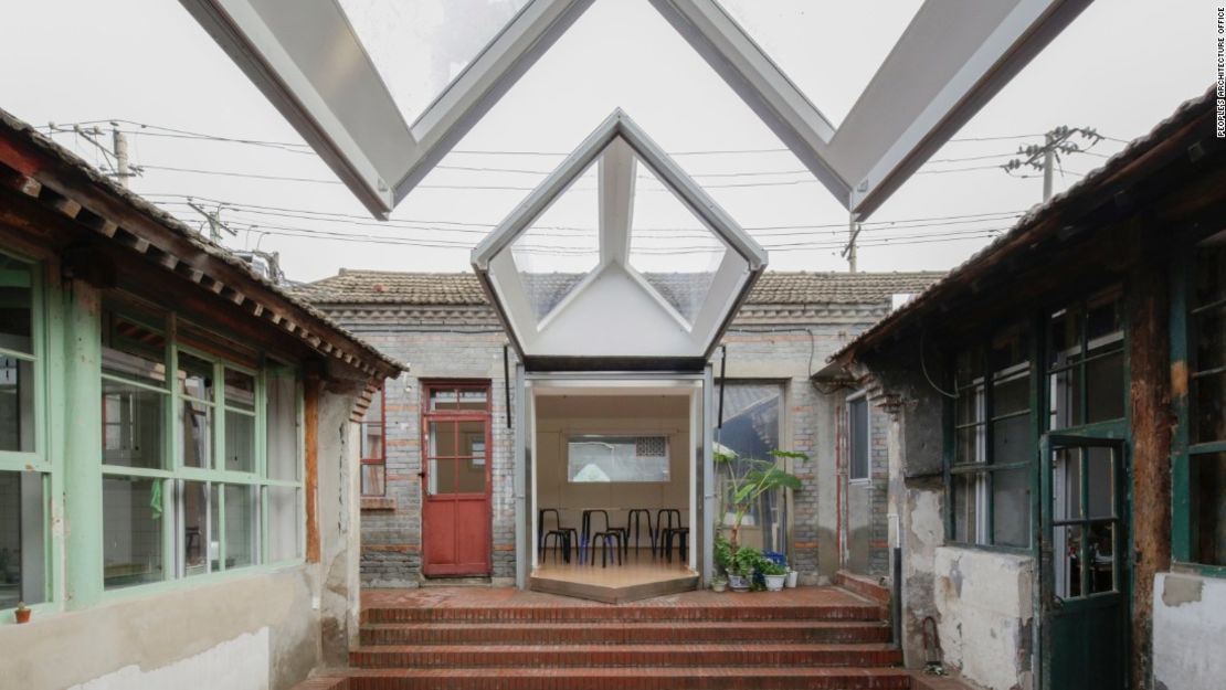 Popular Architecture Office (PAO) es una de las empresas que trabajan en la zona histórica de Dashilar, la cual hace diseños para modernizar y preservar las casas tradicionales de Beijing al entretejer nuevos elementos en las estructuras centenarias.