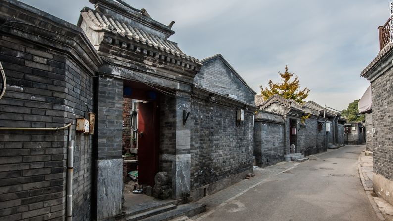 La Semana del Diseño de Beijing se divide en áreas centrales o programas de "Diseño HOP" que se centran en proyectos de colaboración y participación local en las comunidades específicas. Este año, la zona histórica de Baitasi (pagoda blanca) acogerá varias iniciativas nuevas, incluyendo cómo reimaginar la tipología de las casas con patios tradicionales. La fotografía de arriba muestra una vista de uno de los hutongs que se encuentran en la zona de Baitasi. Los hutongs son callejones que se encuentran a lo largo de Beijing. Estas antiguas calles y casas han sido demolidas a medida que la ciudad sigue desarrollándose.