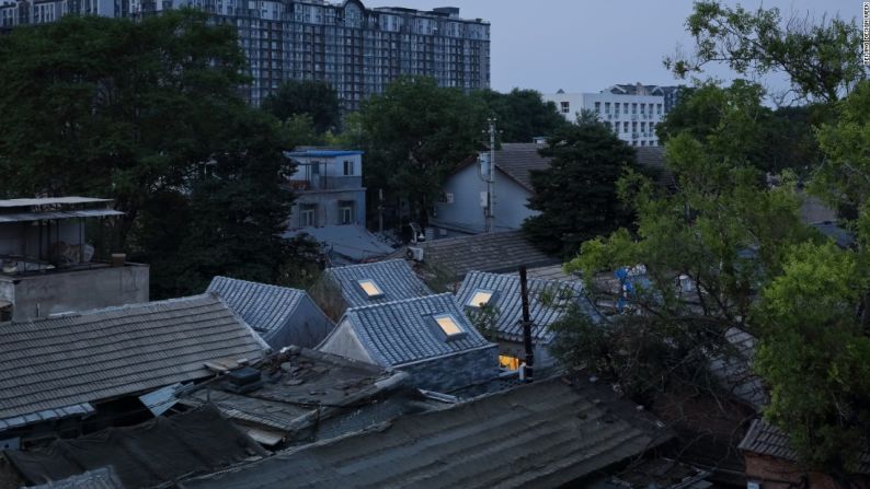 Este es uno de los estudios de caso prácticos que se realizan en la zona de Baitasi. A los arquitectos de la zona se les pidió que trabajaran con el tropo, "patio como un futuro centro de viviendas". En las tipologías "siheyuan" típicas (un tipo histórico de residencias), el patio es colocado en el centro y todas las casas con el frente hacia adentro, en dirección a un patio. Esta disposición espacial está estrechamente vinculada con la vida familiar tradicional china. El arquitecto Hua Li, de Trace Architecture Office (TAO) tiene una visión diferente. En respuesta a las necesidades actuales de espacio individual y privacidad, Hua Li cambia la orientación de las viviendas... en la que el frente de cada pequeña casa tiene una dirección diferente.