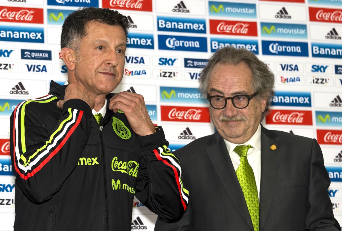 Juan Carlos Osorio con el presidente de la Federación Mexicana de Fútbol, Decio de María