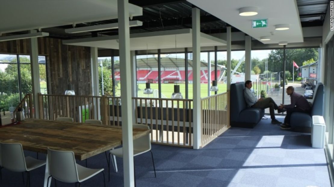 La escuela se encuentra cerca del campo donde entrena el equipo titular y del estadio del club, el Ámsterdam Arena, lo que inspira a una nueva generación a imitar a sus héroes.