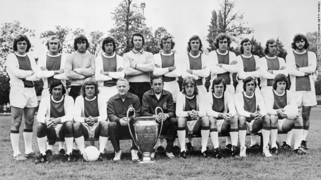 El equipo de la Copa Europea de 1973 posa para una fotografía. En la primera fila de izquierda a derecha aparece Sjaak Swart, Johnny Rep, el director técnico Stephan Kovacs, el entrenador Bob Haarms, Ger Kleton, Jan Mulder, Cruyff y Gerrie Muhren. En la fila de atrás, de izquierda a derecha, Arie Haan, Horst Blankenburg, Sies Wever, Wim Suurbier, el portero Heinz Stuy, Piet Keizer, Ruud Krol, Heinz Schilcher, Arnold Muhren, Johan Neeskens y Barry Hulshoff.