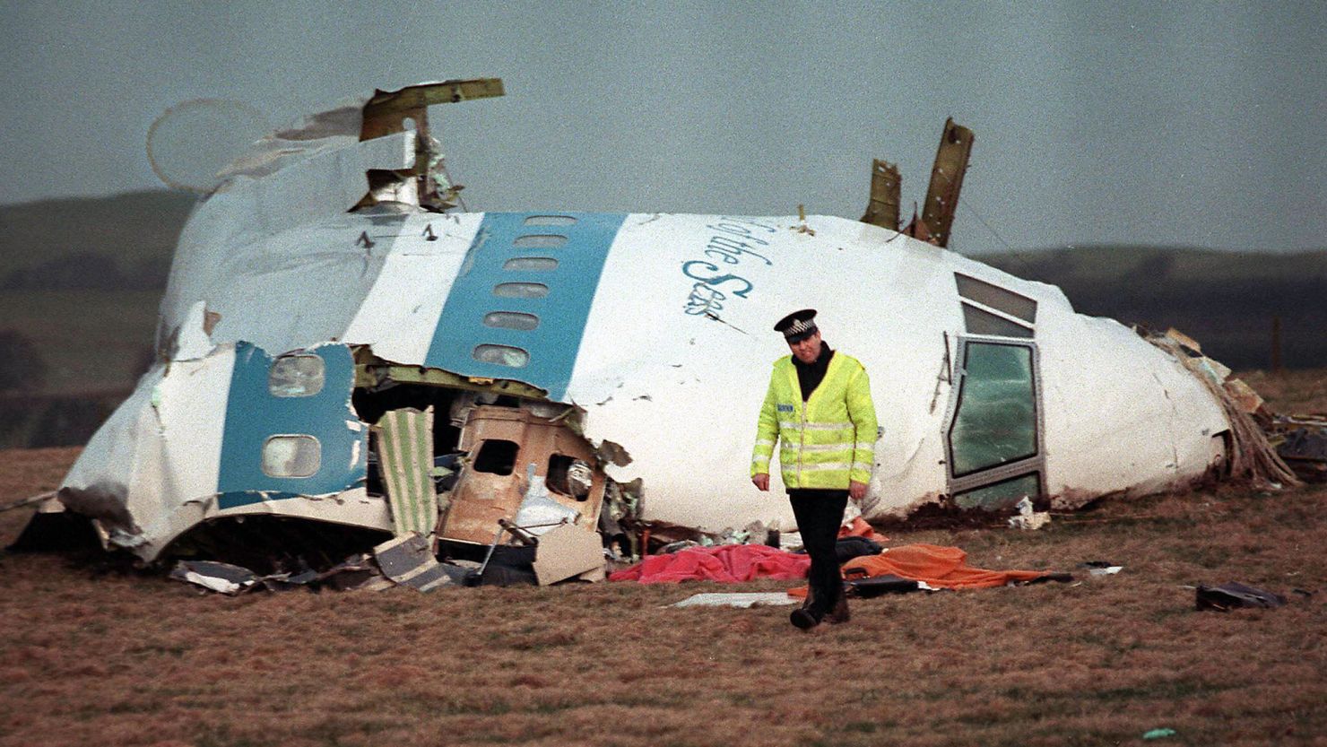 Investigadores británicos y estadounidenses encontraron fragmentos de una placa de circuito y un cronómetro, por lo que determinaron que una bomba derribó el avión.