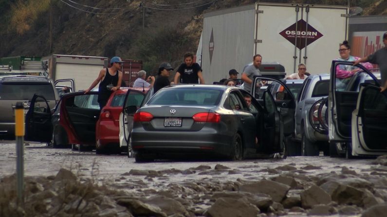 Varios automovilistas quedaron varados en las carreteras después de que inundaciones y un fuerte granizo afectaran al norte de Los Ángeles.