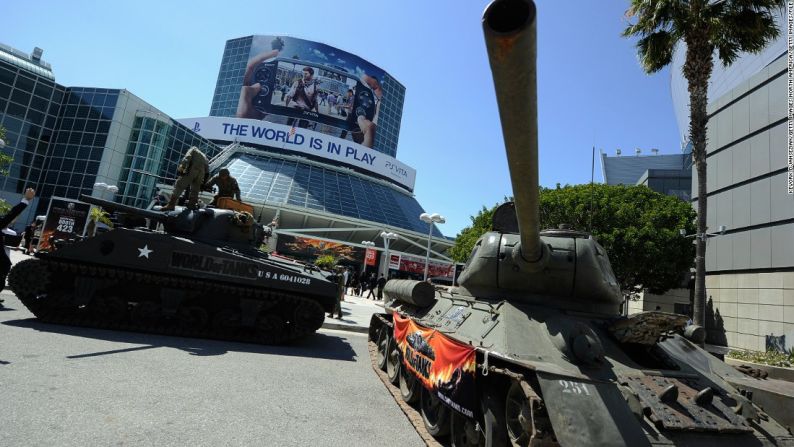 Por Lo general, el espacio de convenciones es utilizado para eventos de negocios y de consumo. Aquí, se ve un tanque militar de la época de la Segunda Guerra Mundial que está siendo exhibido para promover el juego "World of Tanks" del desarrollador Wargaming.net en la "Exposición de entretenimiento electrónico" del 2011.