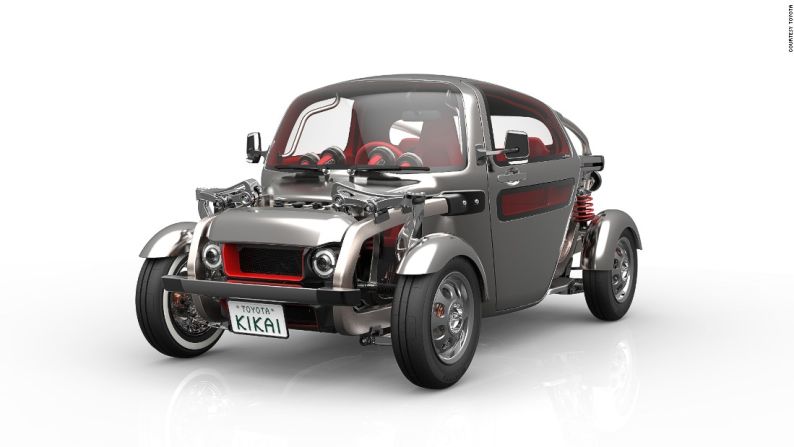 Toyota Kikai – El concepto del Toyota Kikai es un auto clásico elemental que "hace que las partes mecánicas del auto sean algo digno de ser visto y admirado, en lugar de ocultarlas de la vista". Incluso cuenta con una pequeña ventana cerca de los pies del conductor, lo que permite ver las llantas, la suspensión y la superficie de la calle. Este también ofrece una disposición al estilo McLaren F1 de tres asientos.