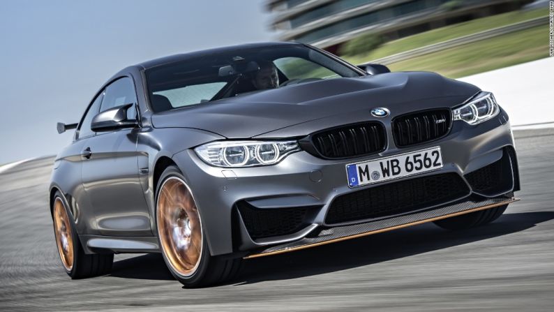 BMW M4 GTS – BMW dará a conocer su auto de calle más rápido de la historia, el M4 GTS. Su motor turbo Twin Power de seis cilindros y 3,0 litros es de 493 bhp, lo que le permite acelerar de 0 a 99 km/h, y alcanza una velocidad máxima límite de 305 km/h.