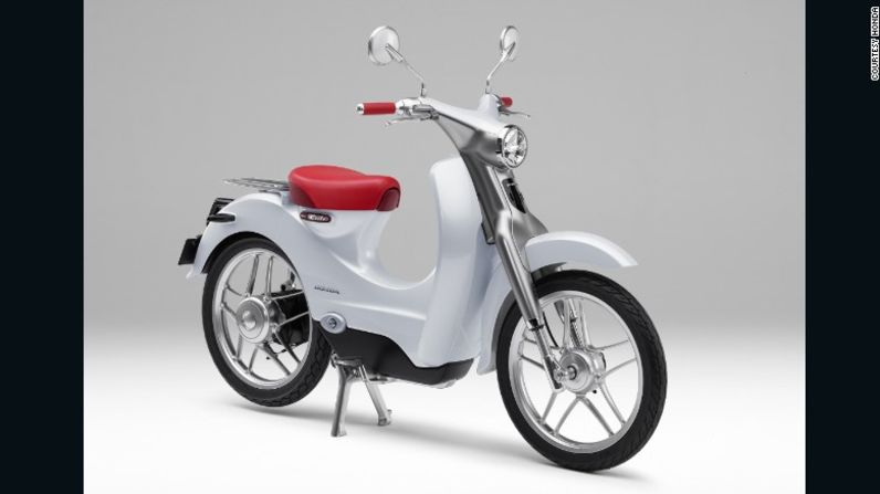 Honda EV-Cub Concept – El Salón del Automóvil de Tokio no solo gira en torno a los autos, ya que a los japoneses también les encantan sus motocicletas. Honda tendrá no solo uno, sino tres prototipos. El EV-Cub Concept de apariencia retro es un monopatín eléctrico con una batería desmontable. Puede ser recargada utilizando un toma corriente estándar en casa.