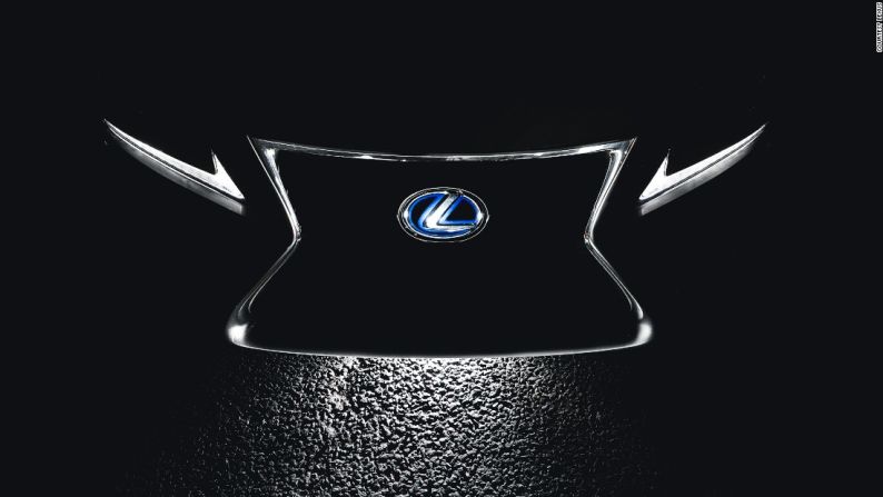 Lexus – La marca de lujo de Toyota, Lexus, celebrará su vigésimo quinto aniversario este año. Por lo tanto, se espera algo especial. Exhibirán un total de 11 vehículos, entre ellos el estreno mundial de un nuevo prototipo de auto que expresa "la visión futura del lujo progresista" de Lexus. Cuidado, Mercedes-Benz y BMW.