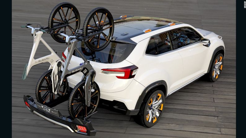 Subaru Viziv Concept – Lo importante con el prototipo Viziv de Subaru es la "vida activa"; además, cuenta con una característica exterior que se distingue: un estante doble para bicicletas integrado a la parte de atrás.