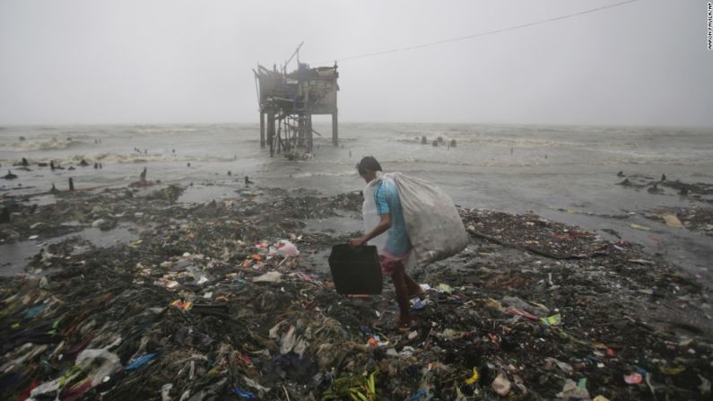 La tormenta 'Koppu' tocó tierra con la fuerza de un súper tifón.