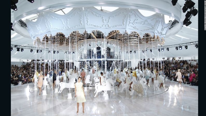 Louis Vuitton primavera/verano 2012 – Como otra producción de Marc Jacobs, el telón de este espectáculo de Louis Vuitton fue levantado para revelar un carrusel gigante totalmente blanco, con modelos que posaban en cada caballo.