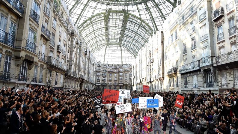 Chanel primavera/verano 2015 – La presentación de la colección primavera/verano 2015 de Chanel convirtió el Grand Palais en un bulevar parisino completo, con pequeños edificios. Como parte del espectáculo, la casa de moda organizó una protesta callejera.