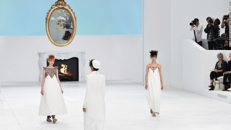 Chanel Alta Costura otoño/invierno 2014/2015 – El escenario de otoño/invierno 2014 de Chanel en París estaba inspirado en el famoso arquitecto Le Corbusier. El escenario hacía referencia a la obra de Corbusier en un jardín de azotea diseñado para el coleccionista de arte multimillonario Carlos de Beistegui. Tanto la producción como la propia colección fueron denominadas "Le Corbusier visita Versalles".