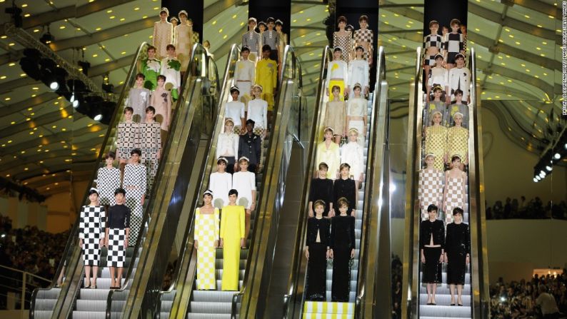 Louis Vuitton primavera/verano 2013 – Como un trabajo en equipo con el artista Daniel Buren para el diseño de este escenario, Marc Jacobs, quien era el director creativo de Louis Vuitton en ese momento, instaló cuatro escaleras mecánicas sobre la pasarela del Grand Palais de París. El patrón de ajedrez distintivo de Buren se puede ver en el escenario, así como a lo largo de la propia colección.