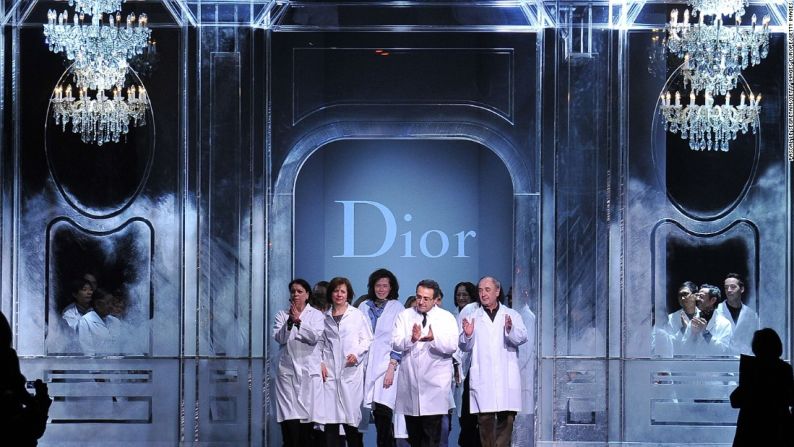 Dior otoño/invierno 2011/2012 – Dior cerró el sombrío espectáculo dándole la bienvenida a sus costureras y sastres a la pasarela para la reverencia final. La atención se desplazó de la salida de Galliano a la fuerza laboral de Dior.