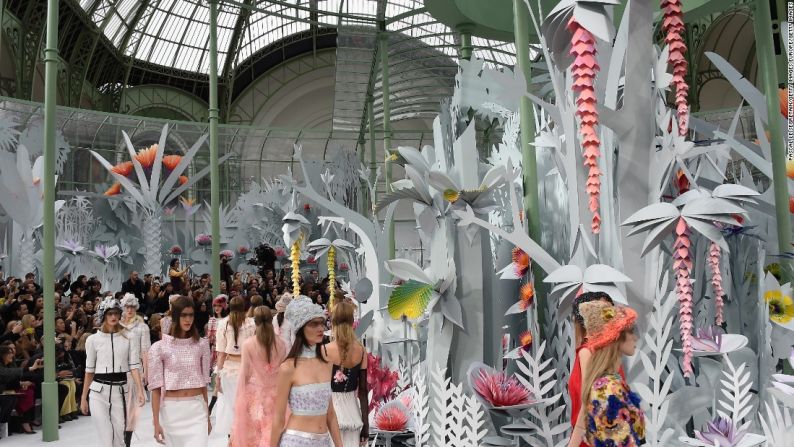 Chanel Alta Costura primavera/verano 2015 – Este extravagante escenario, concebido por Karl Lagerfeld, fue una exhibición floral compuesta por flores de papel de origami. Durante el espectáculo, las falsas flores florecieron desde capullos hasta su plena eclosión.