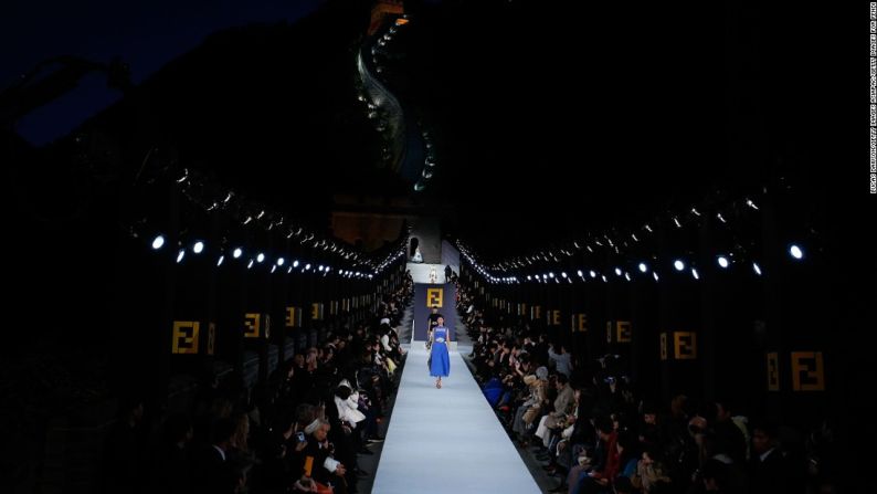 Fendi otoño/invierno 2007 – Producido por Karl Lagerfeld, este icónico espectáculo de moda de Fendi convirtió la Gran Muralla China en una extravagante pasarela.