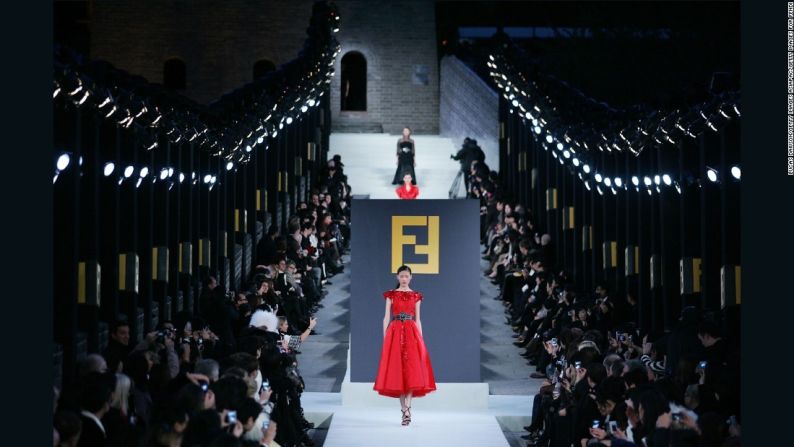 Fendi otoño/invierno 2007 – Más de un año de planificación fue necesario para esta producción. Y no fue barata. El costo estimado de este espectáculo en particular fue de aproximadamente 10 millones de dólares.