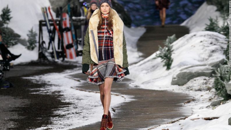 Tommy Hilfiger otoño/invierno 2014 – El espectáculo de otoño/invierno 2014 de Tommy Hilfiger fue totalmente inspirado en los increíbles exteriores de Estados Unidos. Él llenó el escenario con nieve artificial, accesorios de esquí y pequeños pinos.