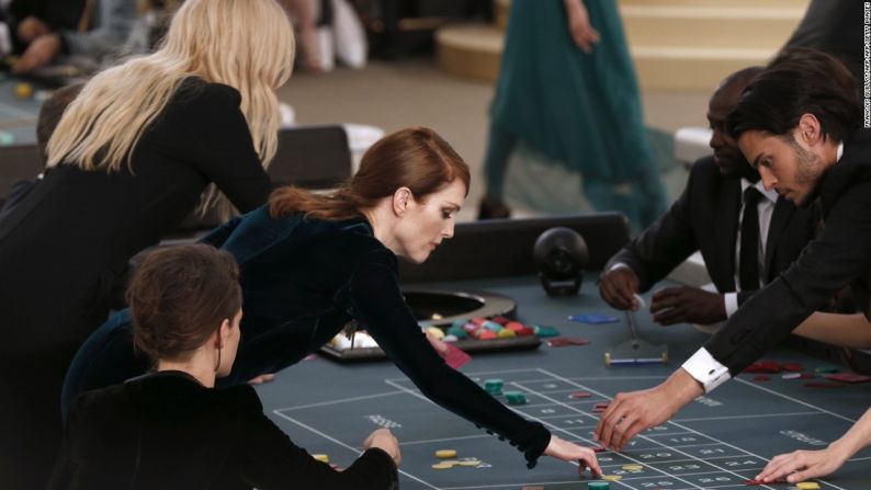 Chanel Alta Costura otoño/invierno 2015/2016 – Las estrellas en ciernes de Hollywood, Kristen Stewart, Julianne Moore y Rita Ora, inauguraron el espectáculo tomando el papel protagónico en las mesas de casino. Luego procedieron a jugar mientras que las modelos lucían la colección utilizando la pista que las rodeaba.