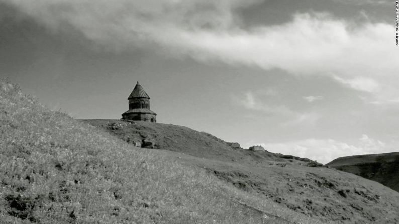 Francis Alys – La película está ambientada en Ani, una antigua ciudad de Armenia, que ahora está en ruinas. Imagen fija del video de Francis Alÿs, "The Silence of Ani" (Ani'nin Sessizlii), 2015.