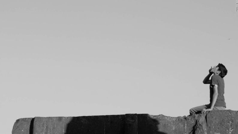 El Genocidio armenio en la exhibición Bienal Internacional de Estambul —la cautivante película "The Silence of Ani" de Francis Alys solo es una de una impresionante selección de obras en la exhibición de arte Bienal de Estambul 2015 que le hace frente a los asesinatos masivos de 1915, a los que los armenios se refieren como el "genocidio armenio"— un nombre que Turquía cuestiona. Las obras de artistas de ascendencia armenia y artistas que no son armenios fueron apoyadas por la Iniciativa de Arte Dilijan de Armenia.